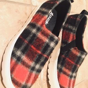 Red plaid design platform casual shoes.